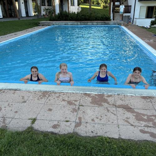 Schülerinnen im Pool des Hotels.