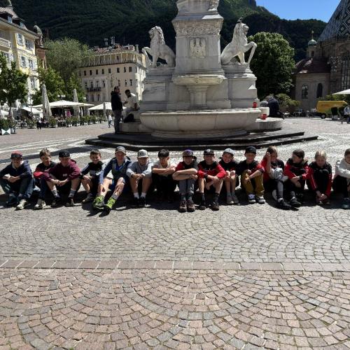 Gruppenfoto 2a vor einer Sehenswürdigkeit.