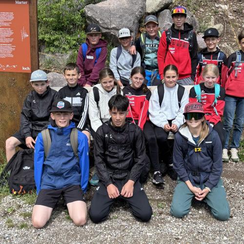 Gruppenfoto 2a bei einer Wanderung. 