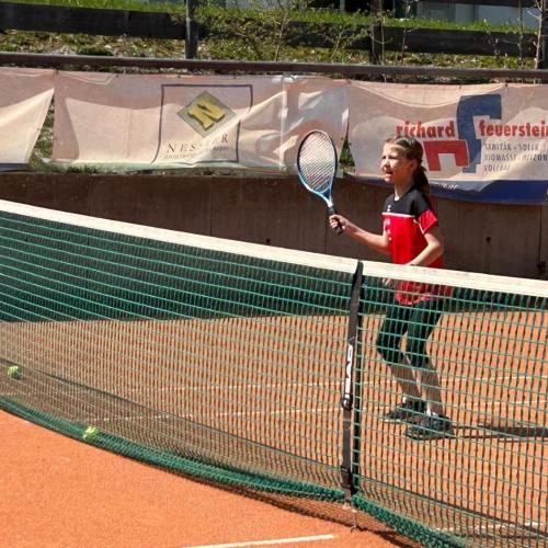 Schülerin beim Tennisspielen.