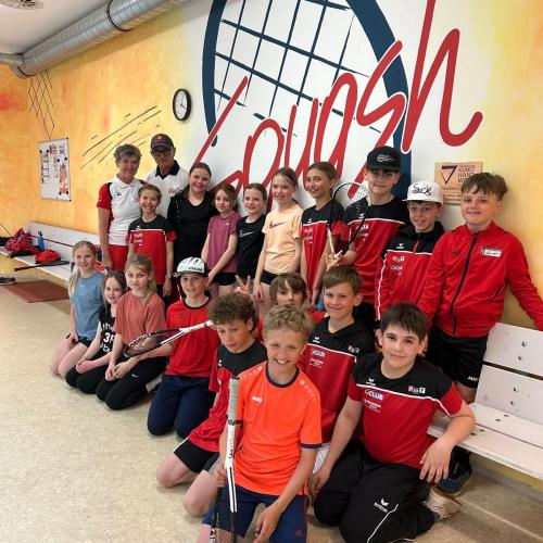 Gruppenfoto 1a in der Squashhalle.