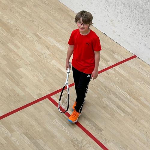 Foto von einem Schüler von oben beim Squash.