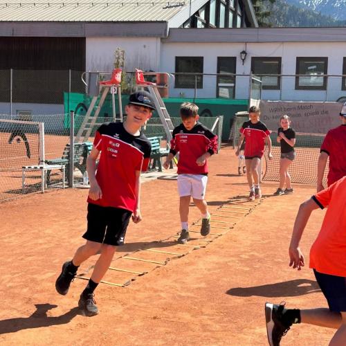 Schüler:innen beim Aufwärmen beim Tennis.