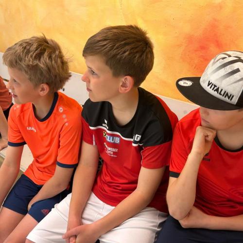 Drei Schüler am Squashplatz.