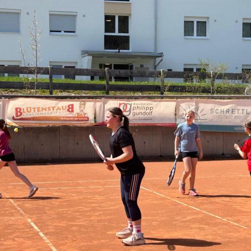 Schüler:innen beim Tennisspielen.