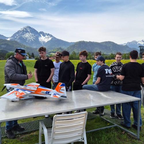 Schüler betrachten Miniaturflugzeuge.