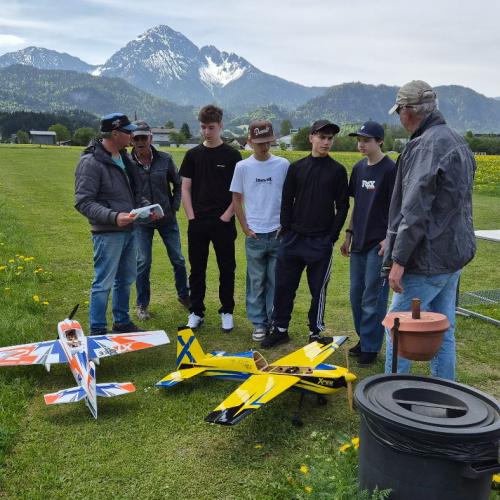 Schüler betrachten Miniaturflugzeuge.
