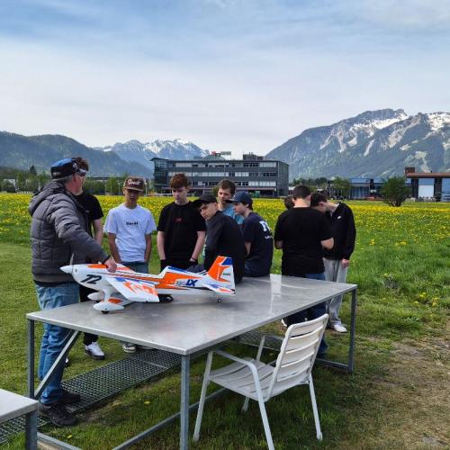Schüler betrachten Miniaturflugzeuge.