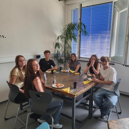 Schüler:innen der 4. Klasse beim Abschlussessen.