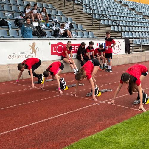 Schüler:innen im schwarz, roten Schuldress beim Start, kurz vor dem Sprint.