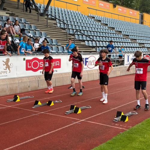 Schüler:innen im schwarz, roten Schuldress auf dem Weg zu Laufstart.