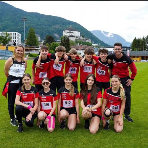 Gruppenfoto Schüler:innen im schwarz, roten Schuldress mit ihren Lehrpersonen.