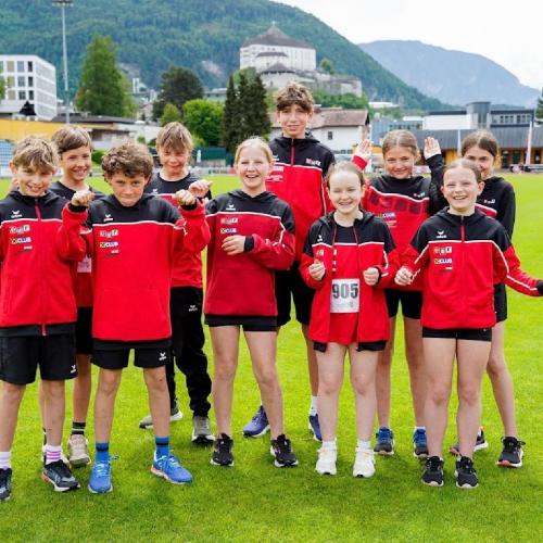 Gruppenfoto Schüler:innen im schwarz, roten Schuldress.