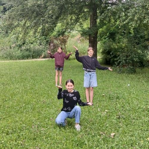 Es scheint, als wäre eine Schülerin die Waage und links und rechts auf den Händen balancieren zwei Schülerinnen.