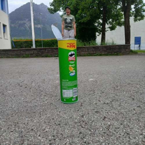 Es scheint, als würde ein Schüler aus einer Pringels Dose hüpfen.