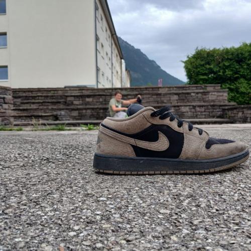 Es scheint, als würde ein Schüler in einem Schuh Auto fahren.