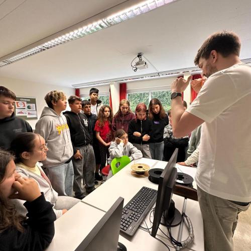 Lehrperson erklärt den Schüler:innen die weitere Vorgehensweise.