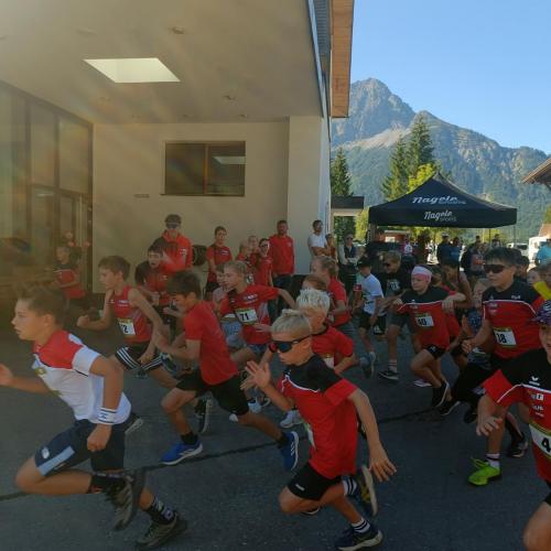 Schüler:innen am Start Heiterwanger-See-Lauf 2026