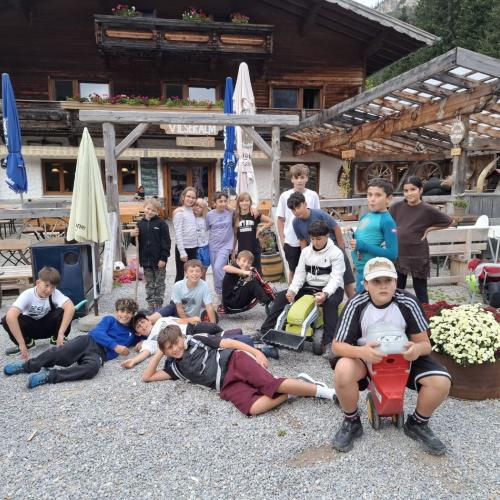 Schüler vor der Vilser Alm. 