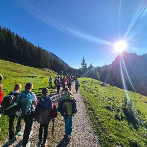 Schüler:innen der 1a Klasse beim Wandern zur Füssener Hütte