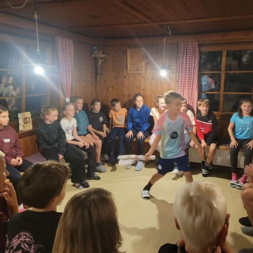 Schüler:innen der 1a Klasse beim Kennenlernspiel am Abend