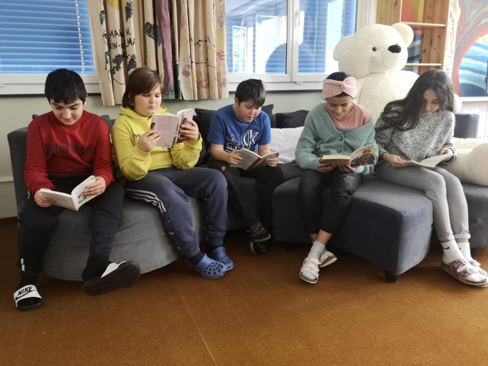 Fünf Kinder präsentieren das Wahlpflichtfach Deutsch als Zweitsprache
