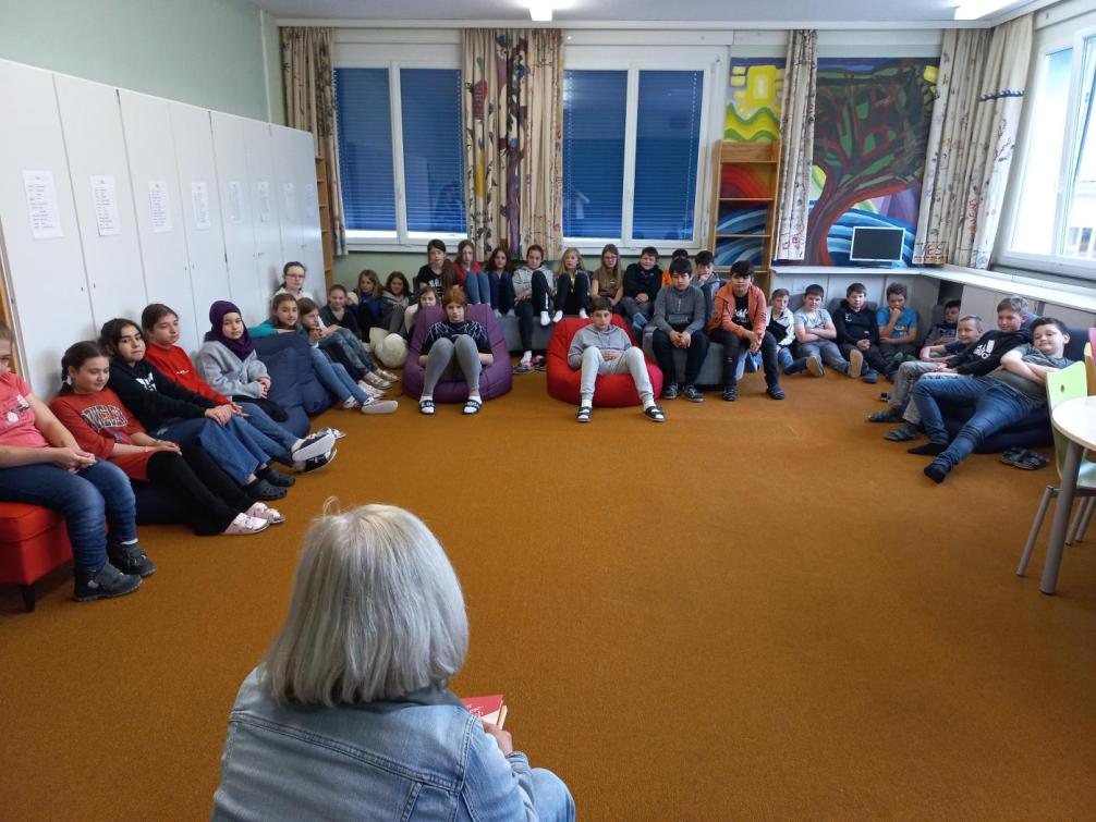 Frau Dr. Beate Palfrader liest zwei Schulklassen vor