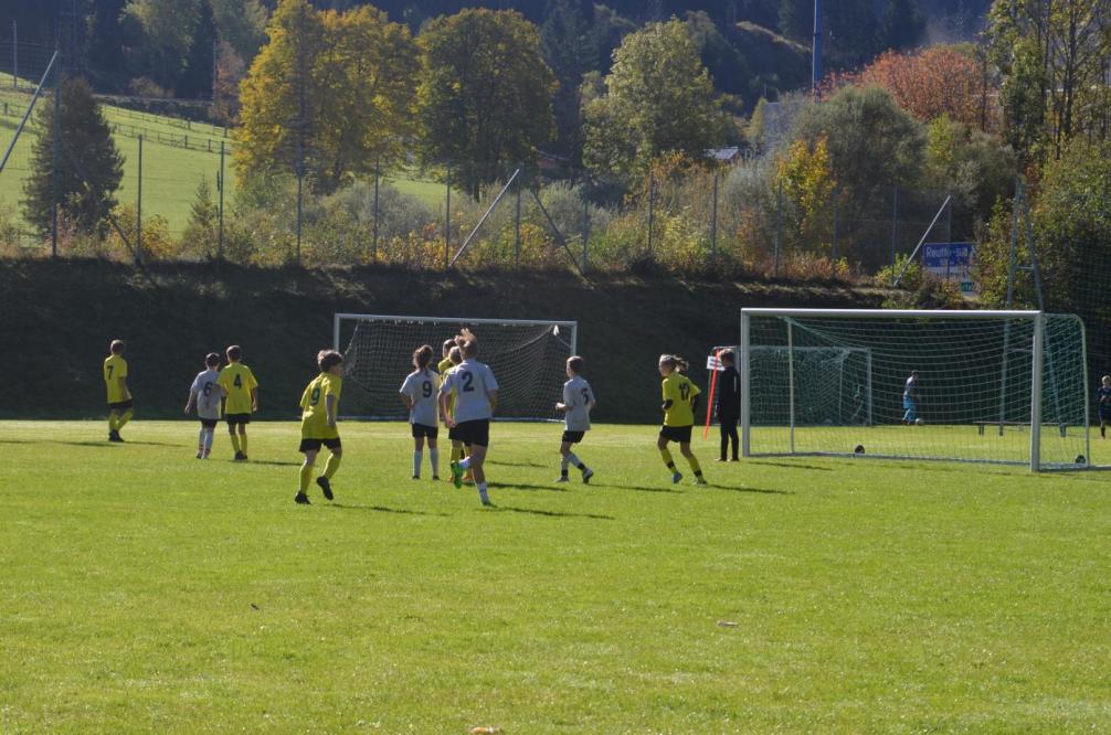 Schüler der Schülerliga Fußball beim Spiel.