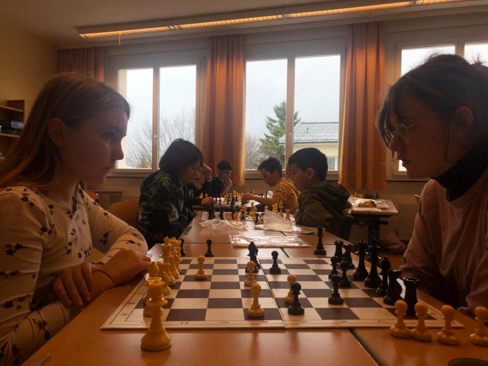 Schüler beim Schachspiel.
