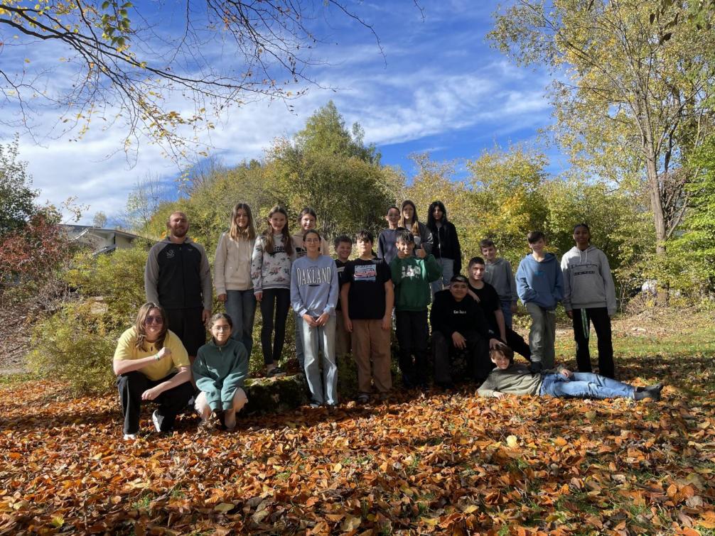 Klassenfoto er 3b im Freien mit ihrem Klassenvorstand