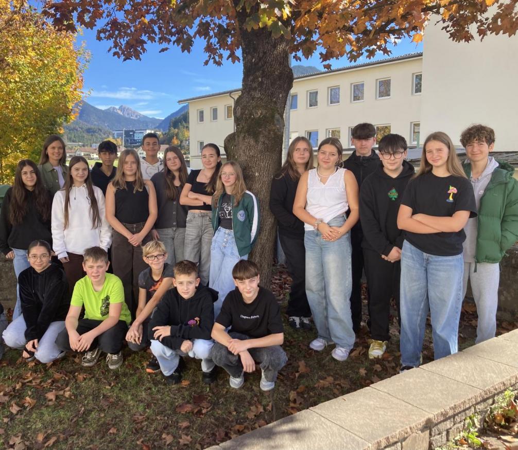 Klassenfoto er 3c im Freien mit ihrem Klassenvorstand