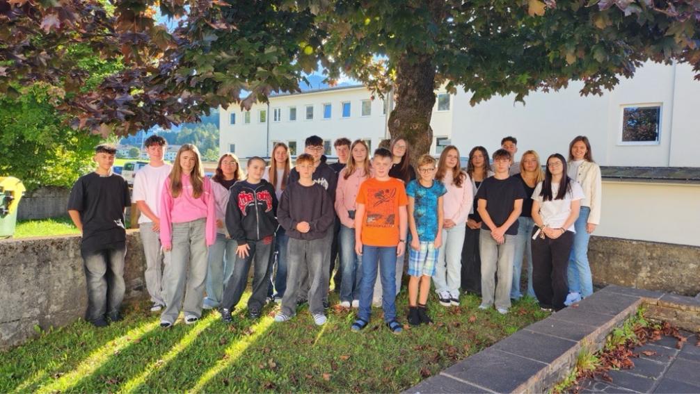 Klassenfoto der 4C mit ihrem Klassenvorstand im Schulhof.