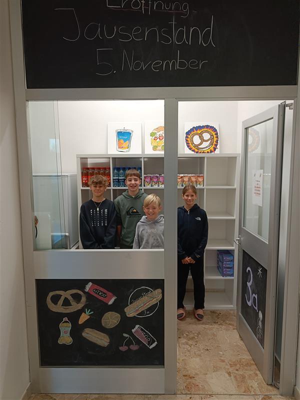 Schüler:innen stehen im neu eröffneten Jausenstand.