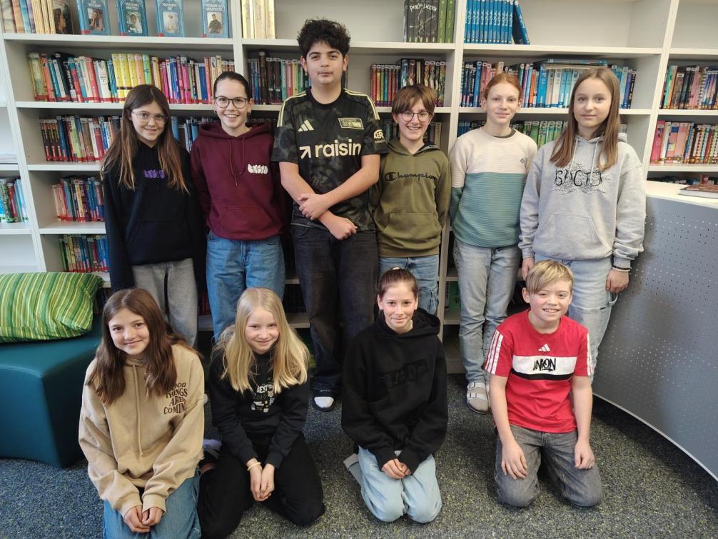 Gruppenfoto der Bibliotheks Buddy 2025_26 in der Bibliothek.