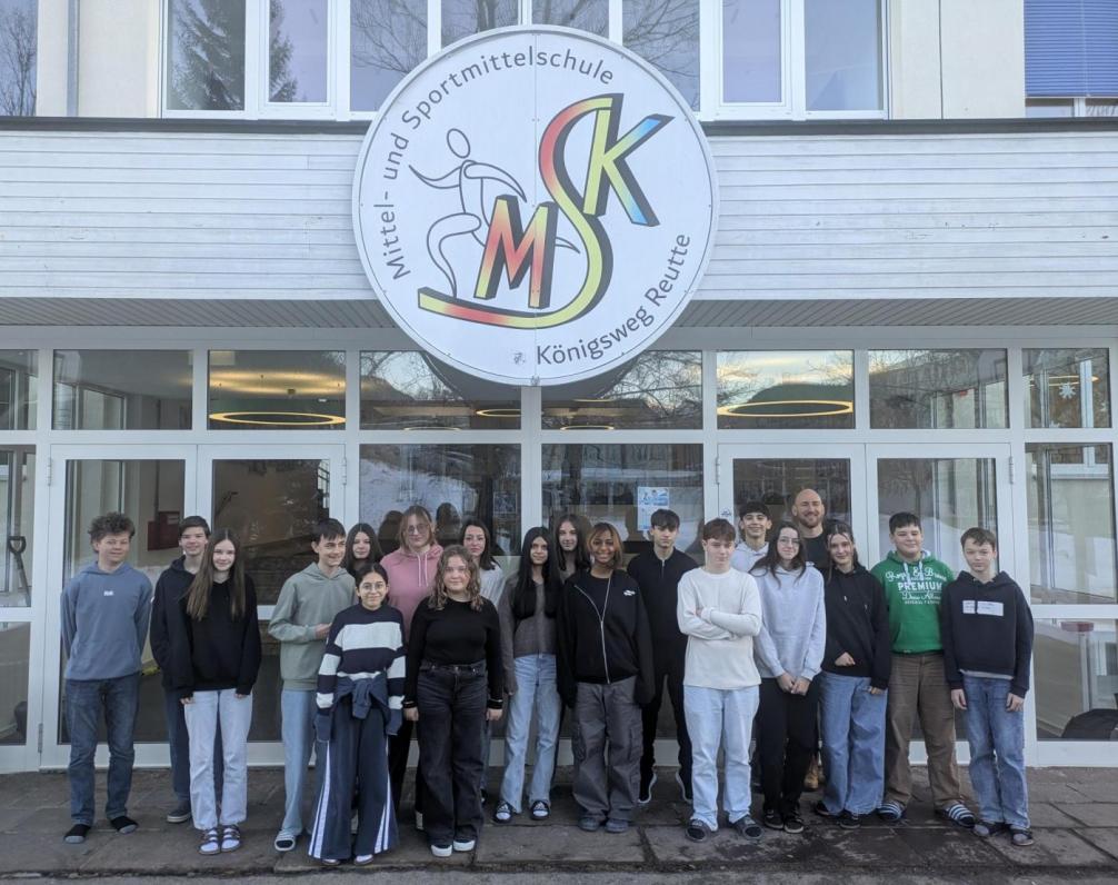 Klassenfoto der 4b vor dem Schulhaus.