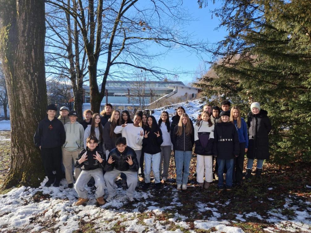 Klassenfoto der 3b Klasse vor dem Schulhaus auf der Wiese.