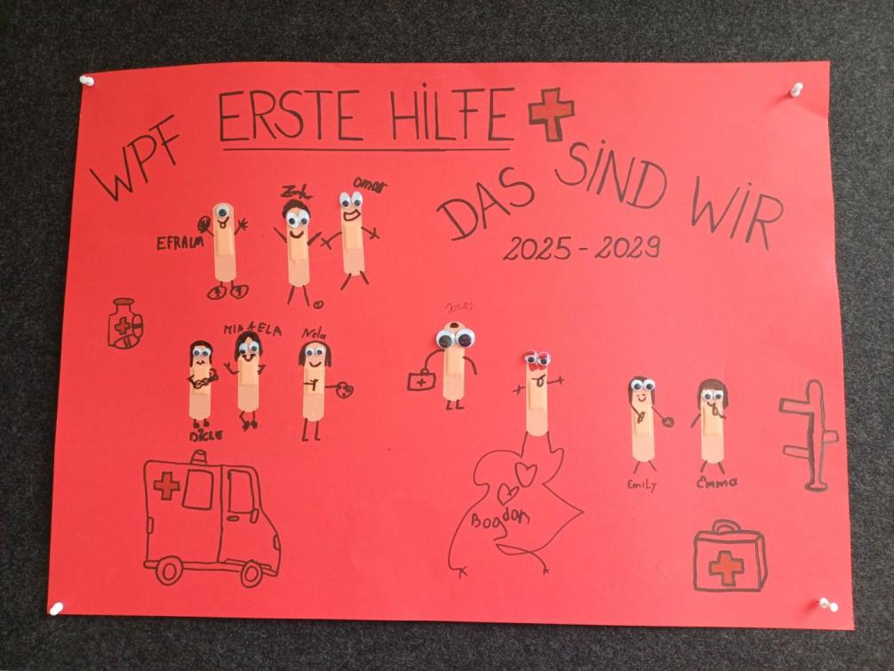 Erste Hilfe Gruppe Plakat mit Pflastern, die die Schüler:innen repräsentieren.