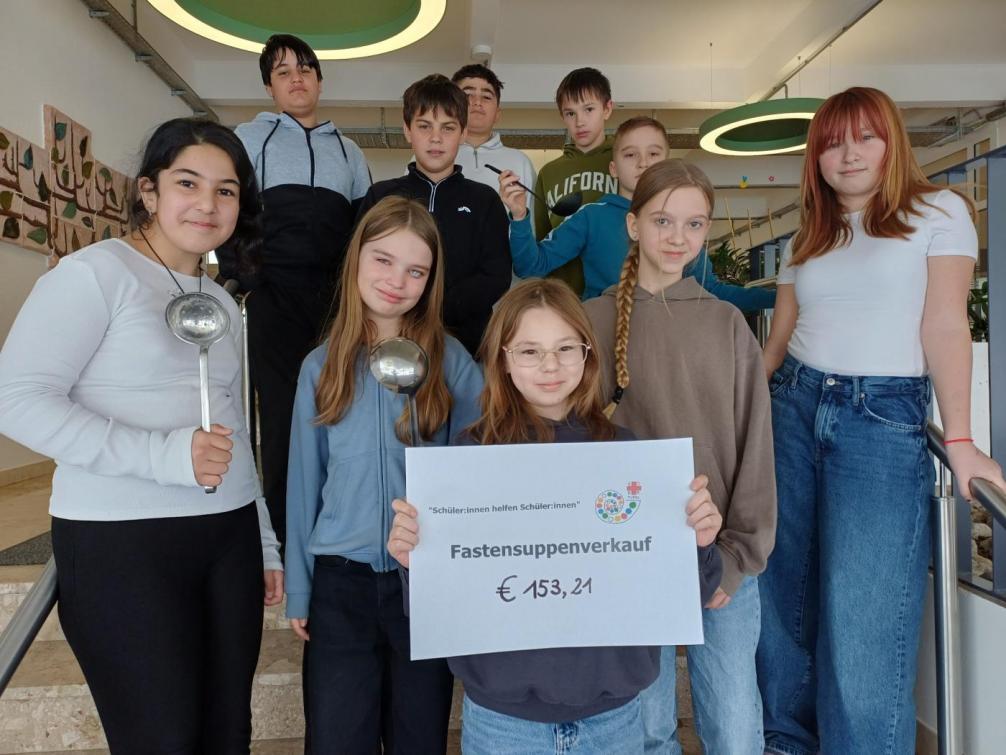 Gruppenfoto SchülerInnen mit den Einnahmen der Fastensuppe.