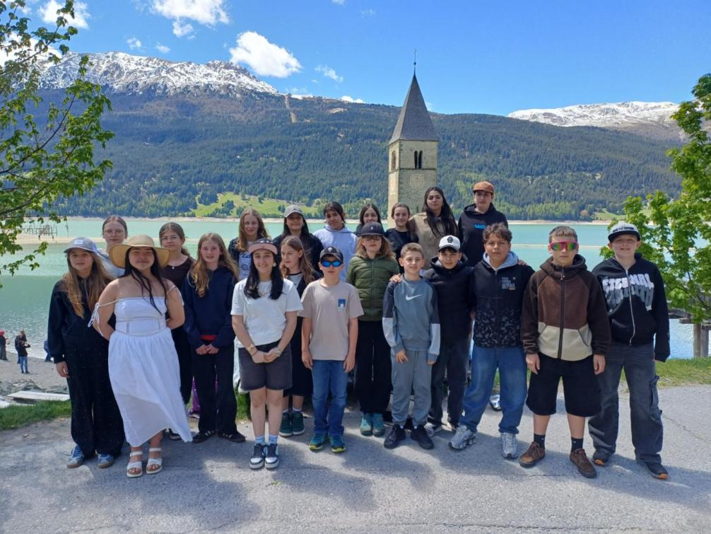 Klassenfoto der 2b am Reschensee. Im Hintergrund ist die Kirche im See zu sehen.