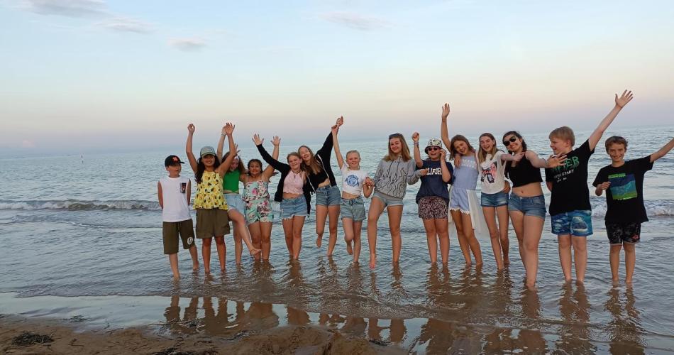 Gruppenfoto der Schüler:innen am Stand von Lignano.