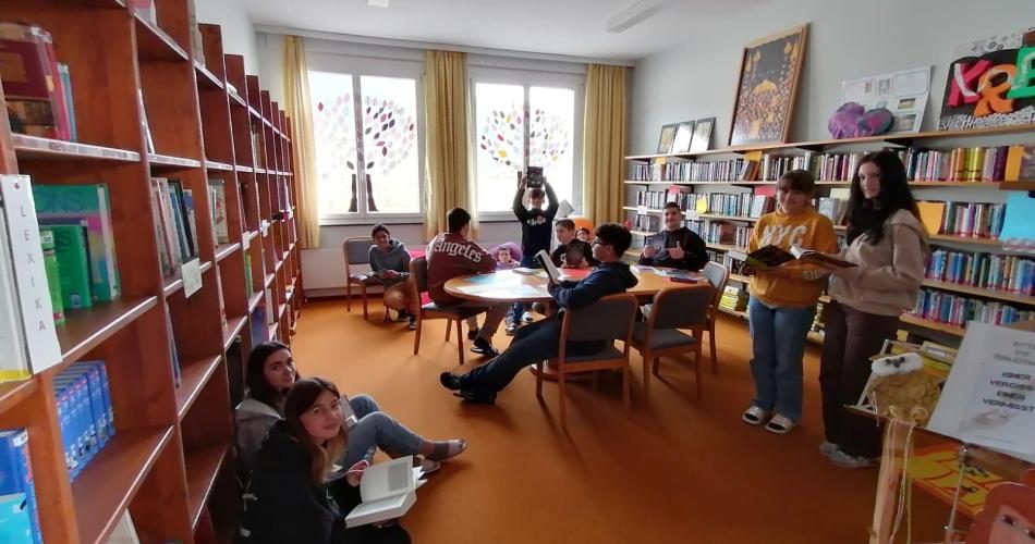 Schüler:innen beim Probelesen der Bücher.