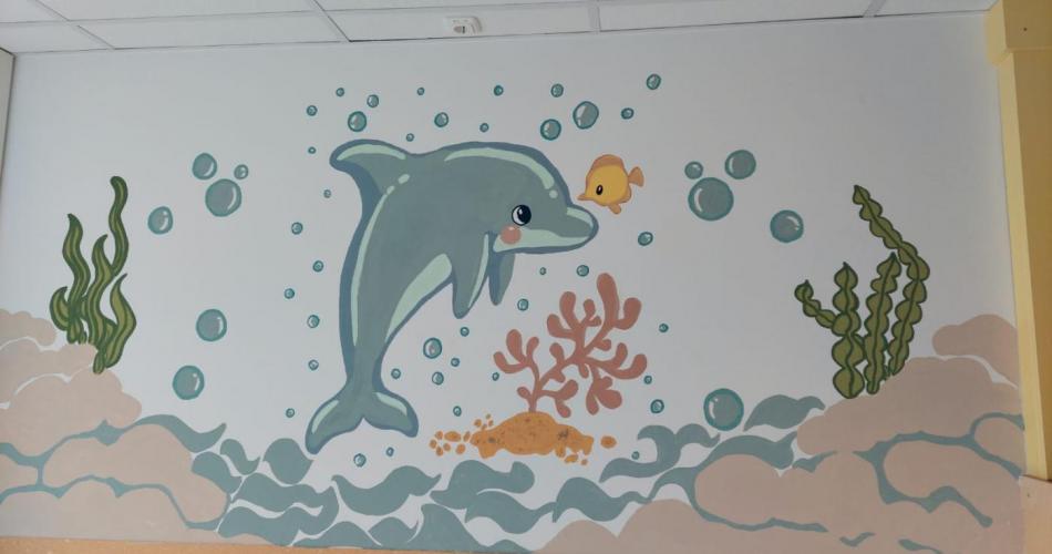 Delphin in der Unterwasserwelt an der Wand eines Kinderkrankenzimmers.