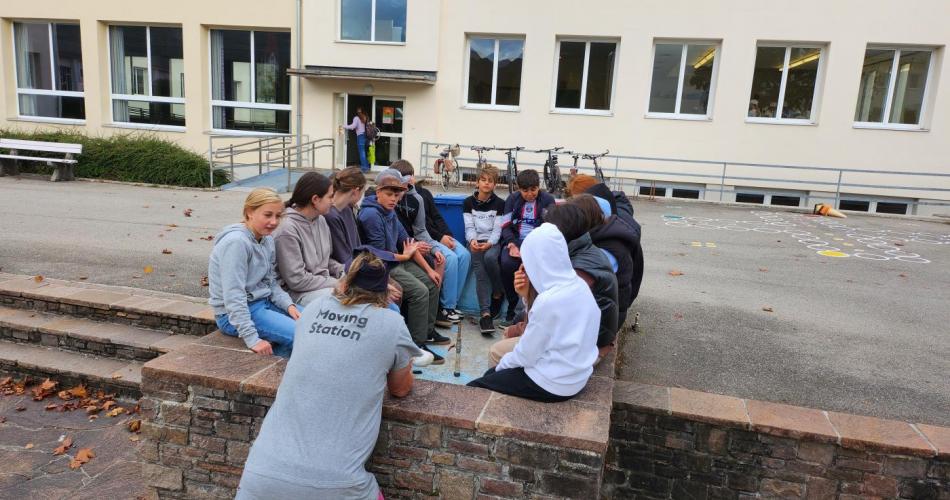 Schüler:innen arbeiten mit dem Geologen im Pausenhof.