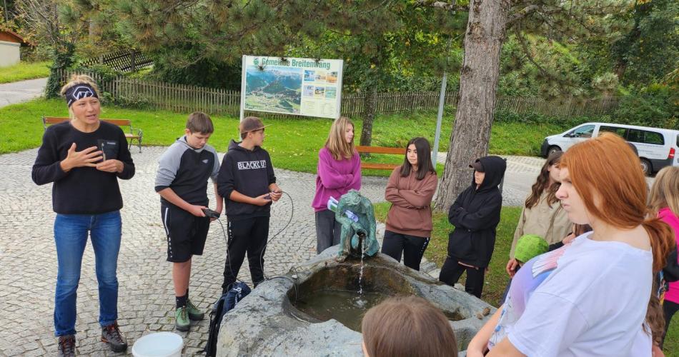 Schüler:innen lauschen den Worter der Projektleiterin.