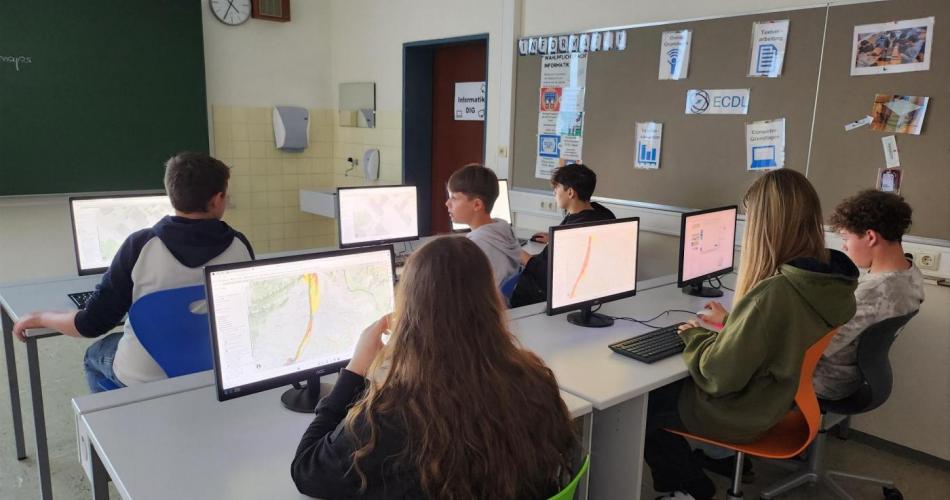 Schüler:innen arbeiten im EDV Saal mit dem Programm "tirisMaps"