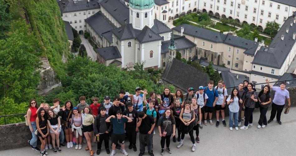 Gruppenfoto auf der Festung mit Ausblick auf Salzburg.