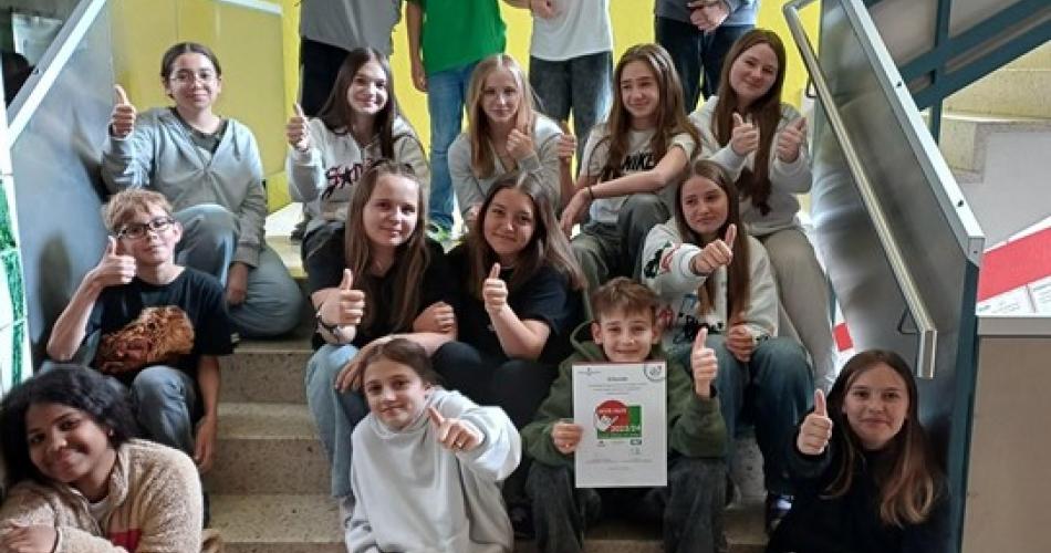 Gruppenfoto der 2c Klasse mit der Urkunde.