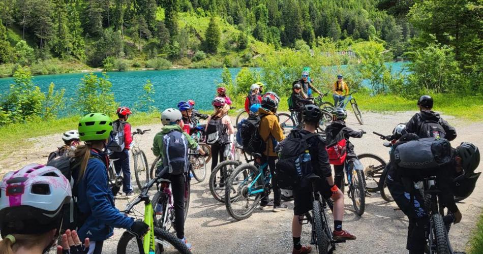 Gruppenfoto der Schüler:innen am Fahrrad.