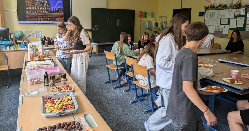 Schüler:innen bedienen sich am Buffet.