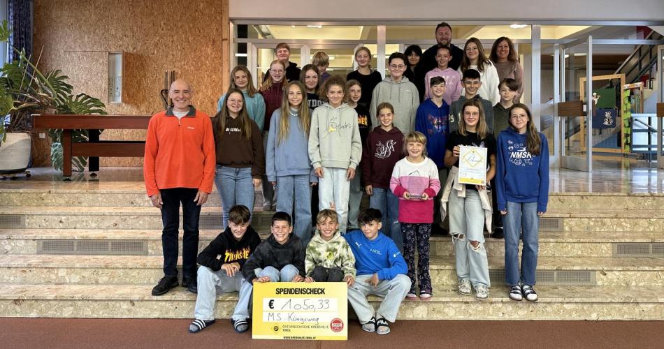 Gruppenfoto der Schüler:innen, die über 1000 Euro für die Krebshilfe sammelten. 